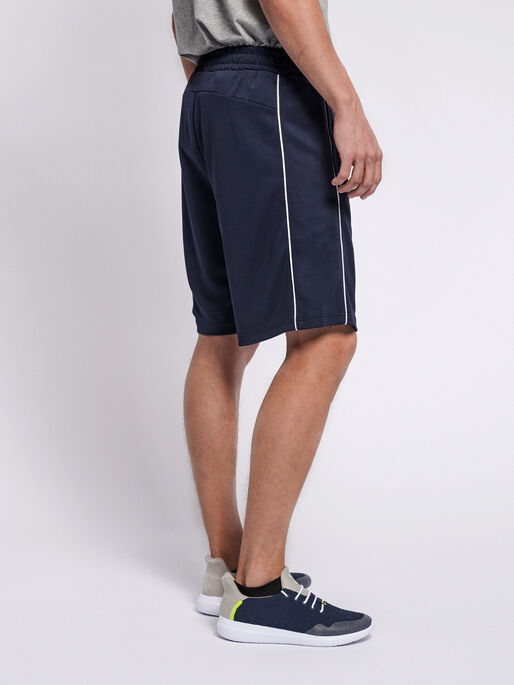 hmlARNE SHORTS, BLACK IRIS, model