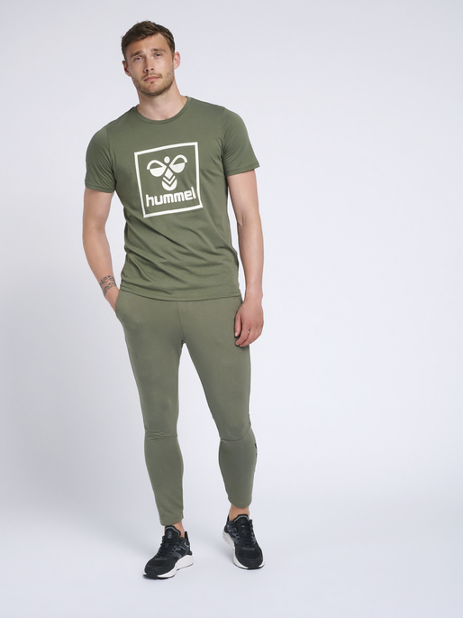 hmlISAM T-SHIRT, BEETLE, model