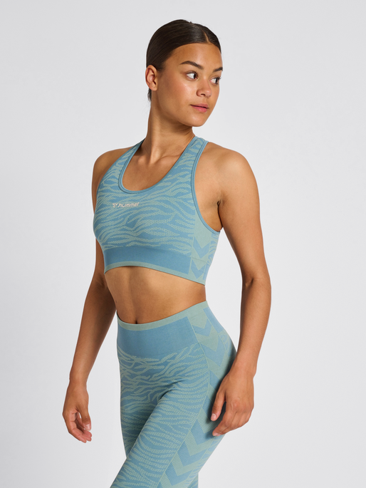 hmlMT SAGA SEAMLESS SPORTS TOP, NORTH ATLANTIC, model