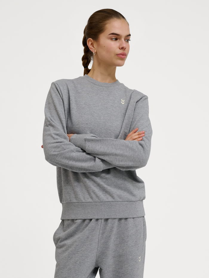 hmlPULSE W SWEAT CREWNECK, GREY MELANGE, model