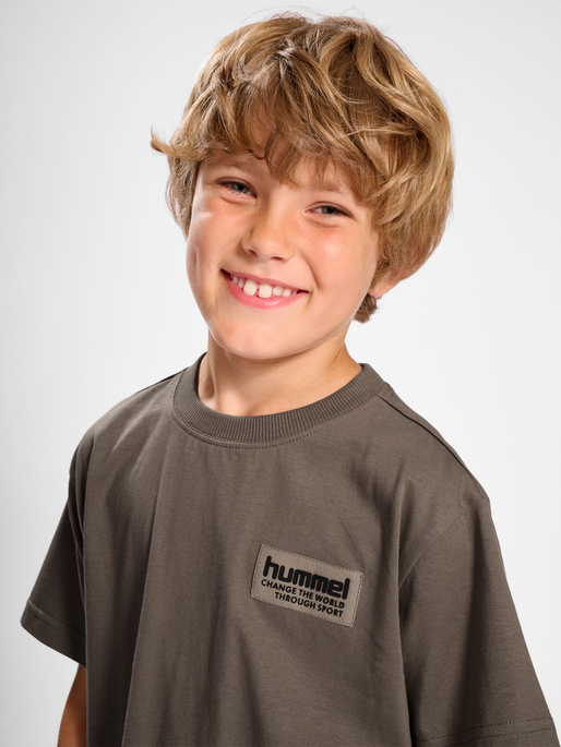 hmlDARE T-SHIRT S/S, 1559, model
