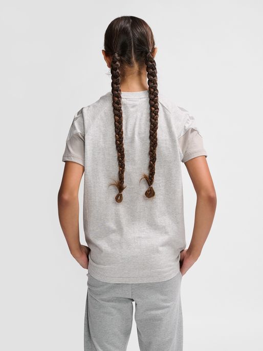hmlTRAVEL T-SHIRT S/S KIDS, LIGHT GREY MELANGE, model