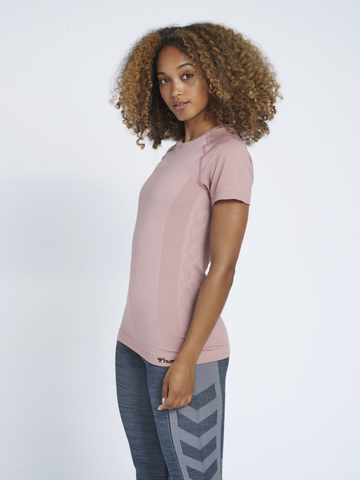 hmlCLEA SEAMLESS T-SHIRT, WOODROSE, model