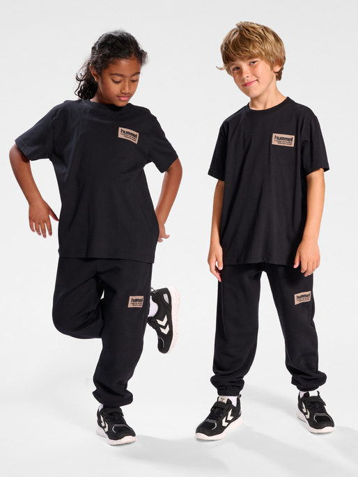 hmlDARE T-SHIRT S/S, 2001, model
