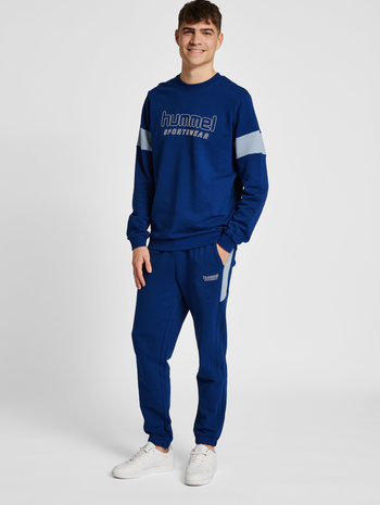 hmlLGC BRYCE SWEATSHIRT, ESTATE BLUE, model