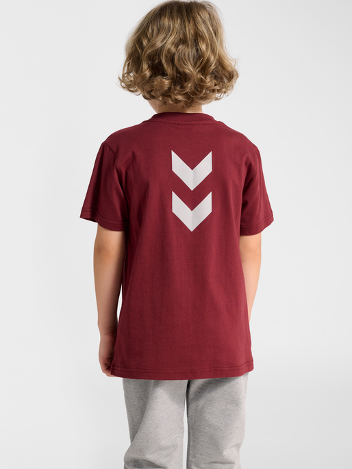 hmlJR GRAPHIC 1923 T-SHIRT S/S, CHOCOLATE TRUFFLE, model