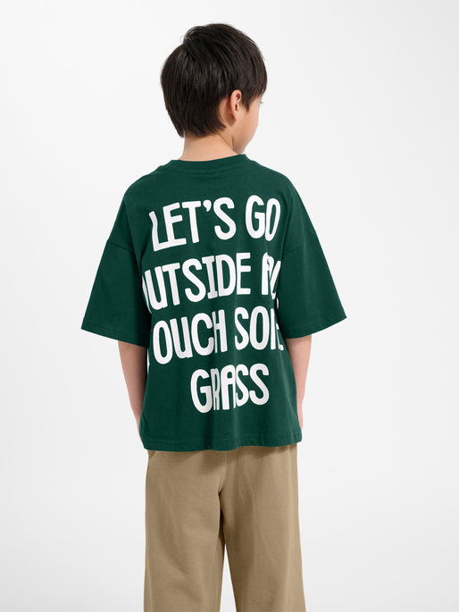 hmlJR SILLY S/S BOXY T-SHIRT SOLID, FOREST BIOME, model