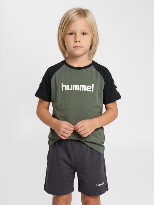 hmlJR LOGO T-SHIRT S/S, CASTOR GRAY, model