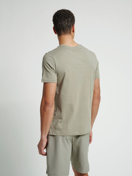 hmlLANEWAY T-SHIRT, VETIVER, model