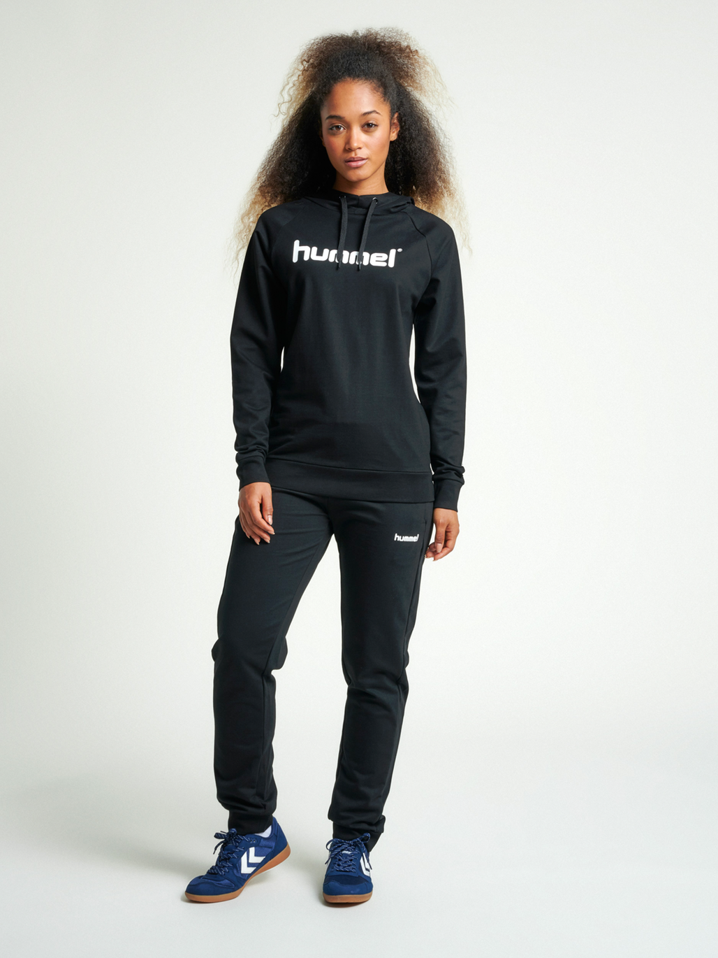 HMLGO COTTON LOGO HOODIE WOMAN, BLACK, model