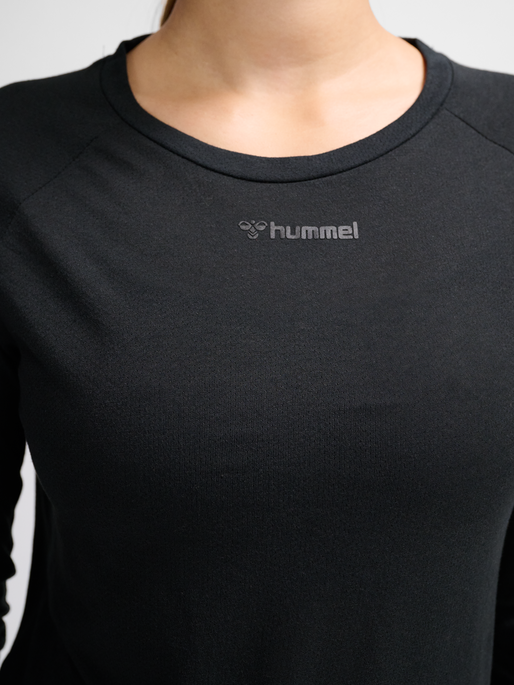 hmlMT VANJA T-SHIRT L/S, BLACK, model