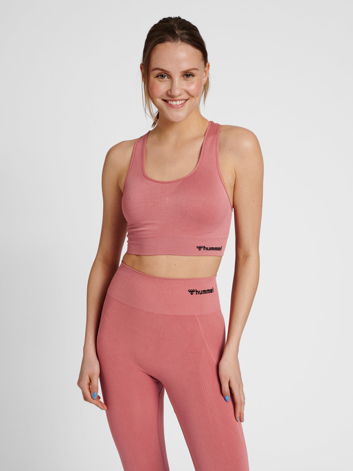 hmlTIF SEAMLESS SPORTS TOP, WITHERED ROSE, model