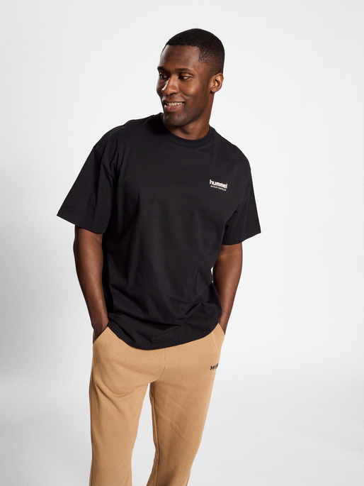 hmlLGC NATE T-SHIRT, 2001, model