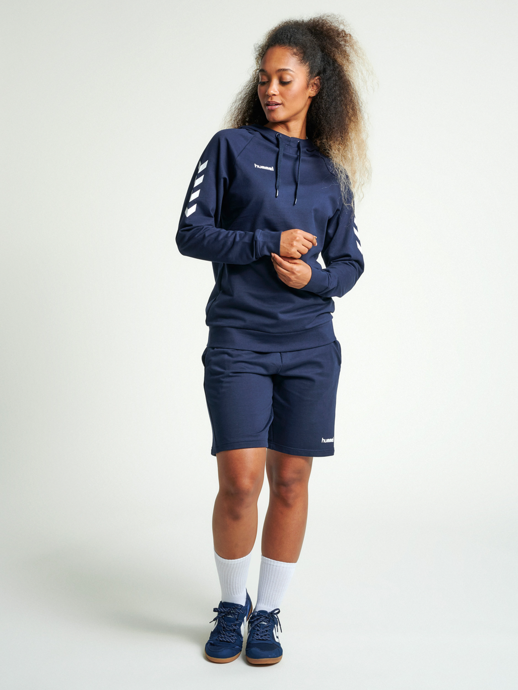 HUMMEL GO COTTON HOODIE WOMAN, MARINE, model