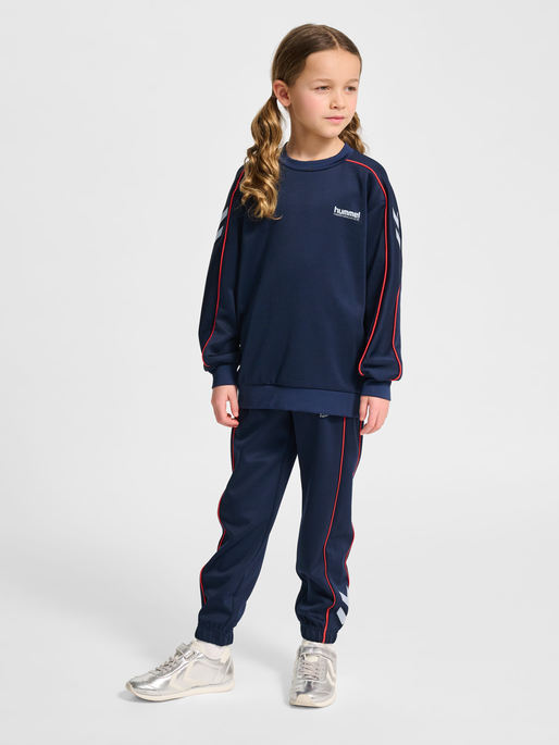 hmlJR INTERLOCK CREWNECK, DRESS BLUES, model