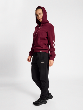 hmlLEGACY WOMAN HOODIE, CABERNET, model