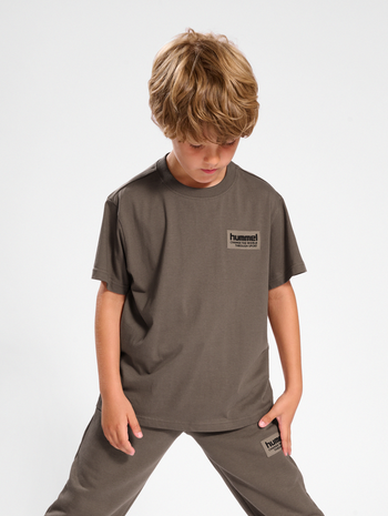 hmlDARE T-SHIRT S/S, FALCON, model