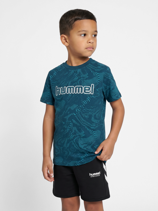 hmlJR AOP LOGO T-SHIRT, REFLECTING POND, model