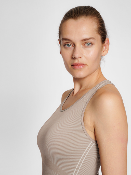 hmlTE CHRISTEL SEAMLESS TOP, CHATEAU GRAY, model
