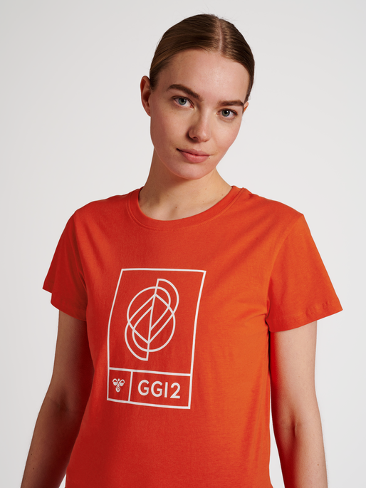 hmlGG12 T-SHIRT S/S WOMAN, CHERRY TOMATO, model