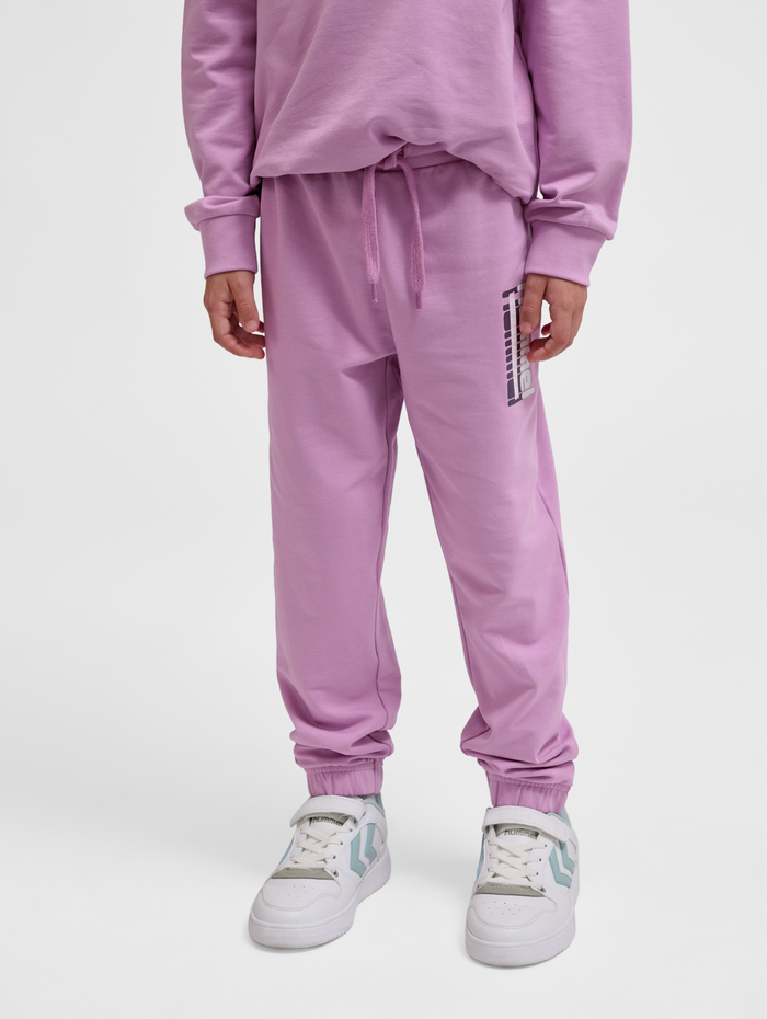 hmlTUKAS PANTS, SMOKY GRAPE, model