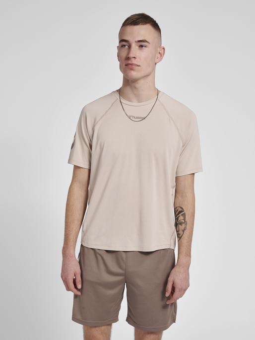 hmlMT LAZE T-SHIRT, CHATEAU GRAY, model