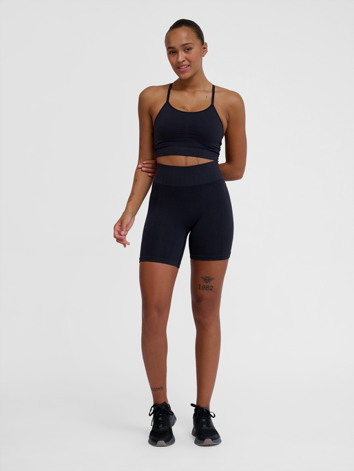 hmlMT DEFINE SEAML SCRUNCH SHORTS, BLACK, model