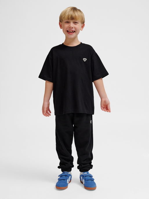 hmlJR LOOSE T-SHIRT S/S BEE, BLACK, model