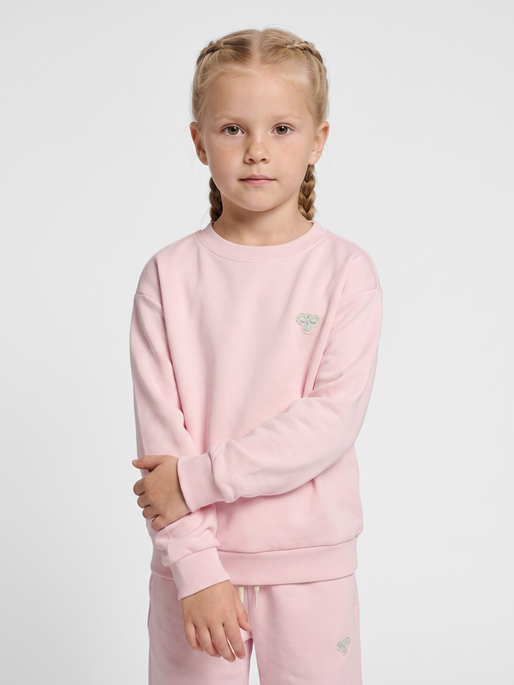 hmlJR LOOSE CREWNECK BEE, PALE LILAC, model