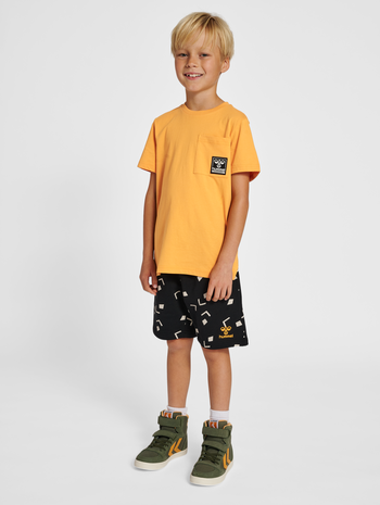 hmlROCK T-SHIRT S/S, BUTTERSCOTCH, model