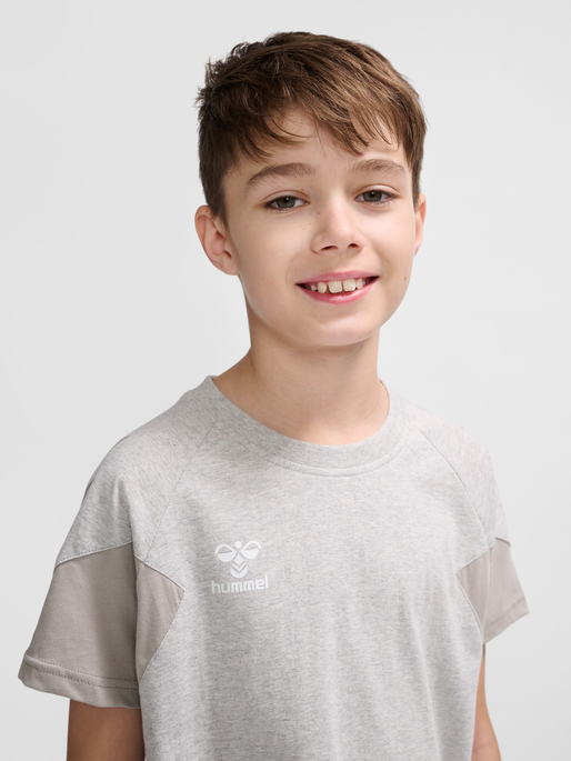 hmlTRAVEL T-SHIRT S/S KIDS, LIGHT GREY MELANGE, model