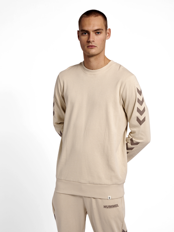 hmlLEGACY CHEVRON SWEATSHIRT, PUMICE STONE, model