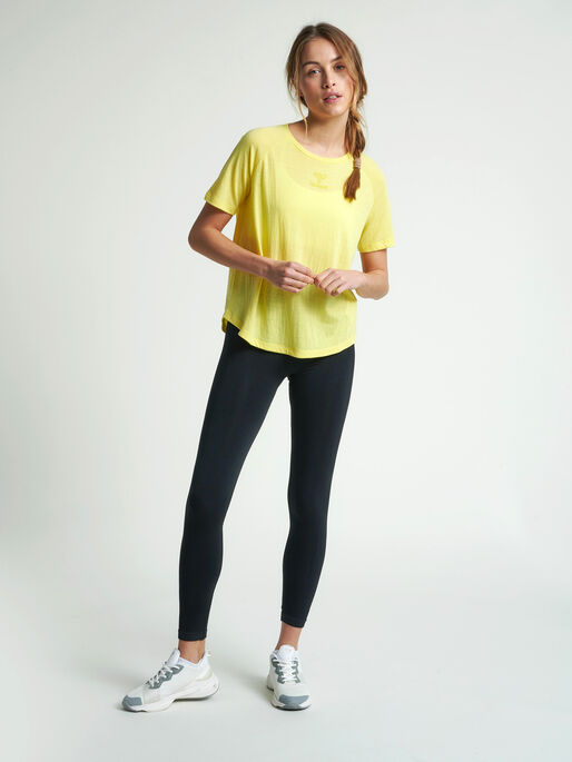 hmlVANJA T-SHIRT S/S, CELANDINE, model