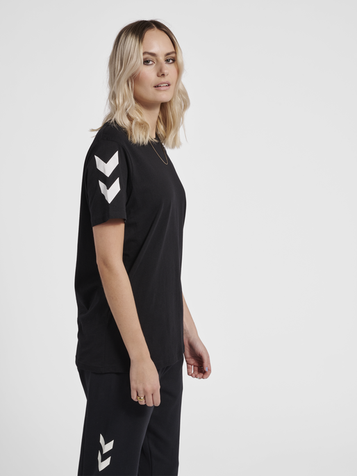 hmlLEGACY CHEVRON T-SHIRT, BLACK, model