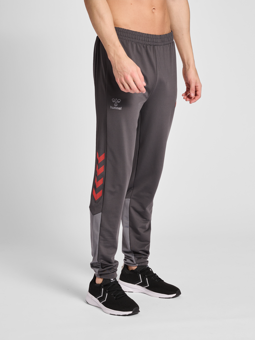 hmlPRO GRID GK SWEATPANTS, FORGED IRON, model