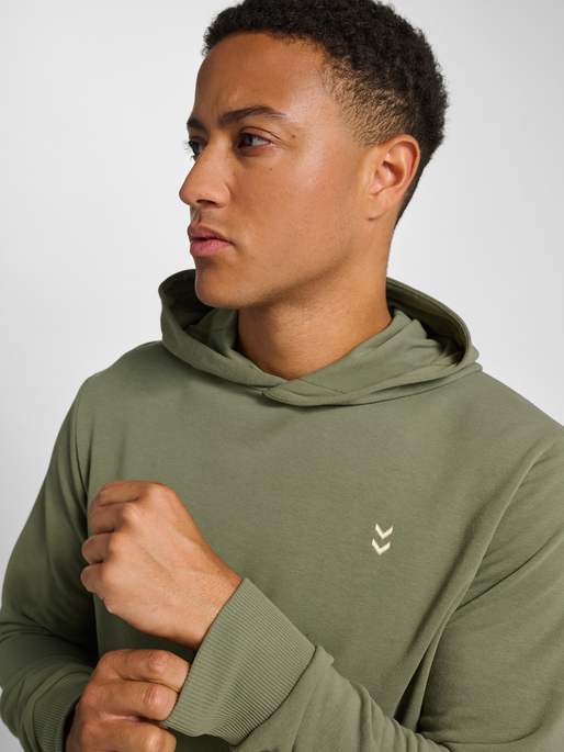 hmlPULSE SWEAT HOODIE, DEEP LICHEN GREEN, model