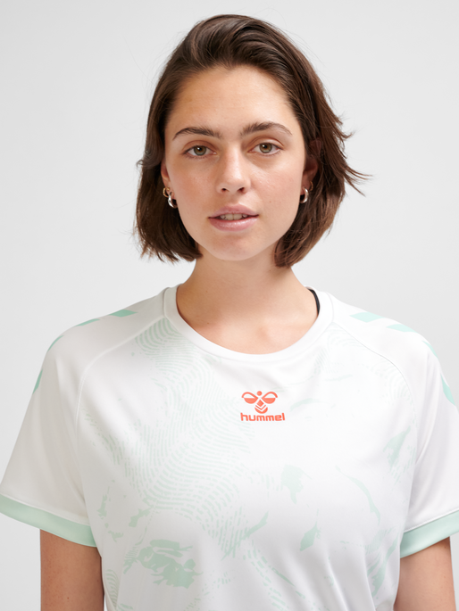 hmlGRAPHIC UNIVERSE JERSEY SS WOMAN, SOOTHING SEA, model