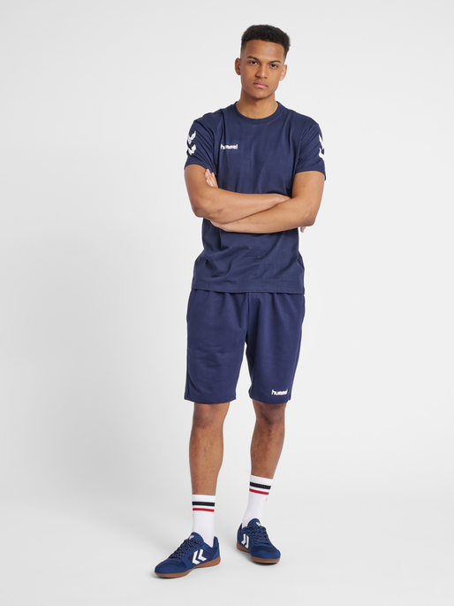 HMLGO COTTON BERMUDA SHORTS, MARINE, model