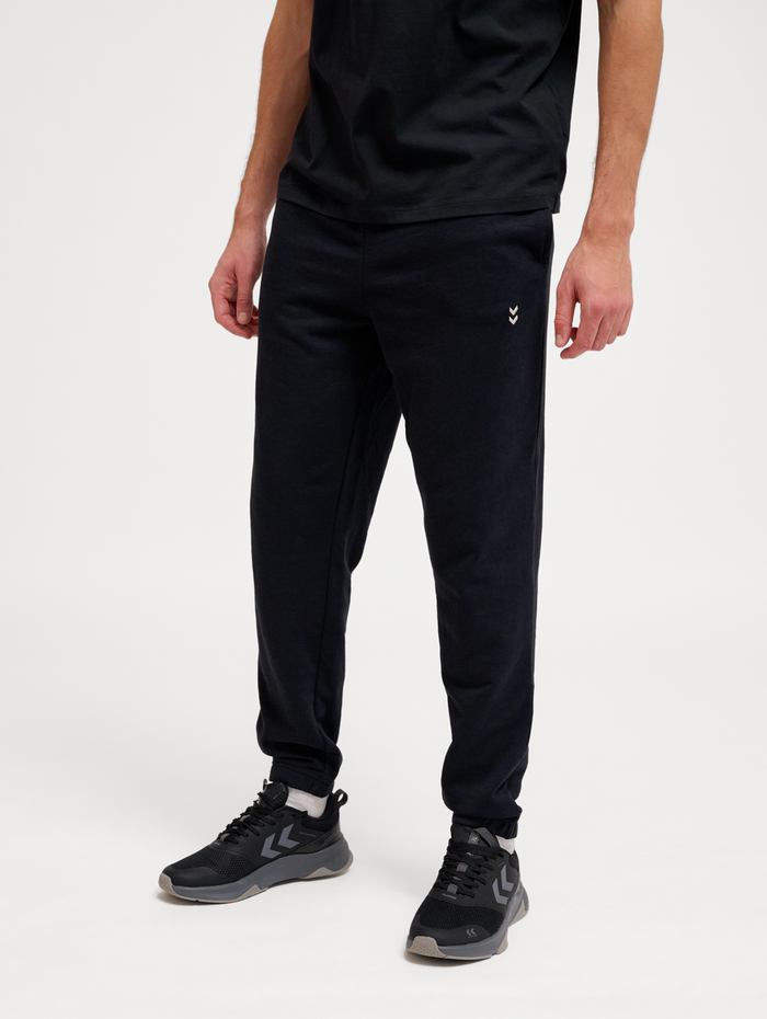 hmlPULSE SWEAT PANTS, BLACK, model