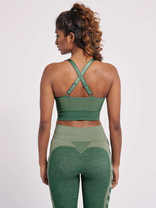 hmlCLEA SEAMLESS  SPORTS TOP, LAUREL WREATH, model