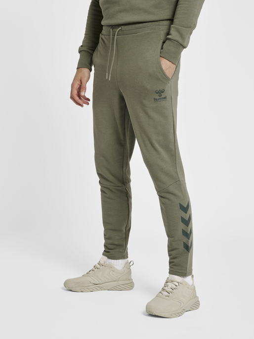 hmlISAM TAPERED PANTS, BEETLE, model