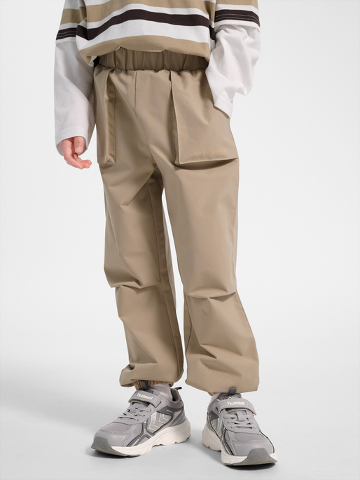 hmlJR STREET TRACKSUIT CARGO PANTS, SILVER MINK, model