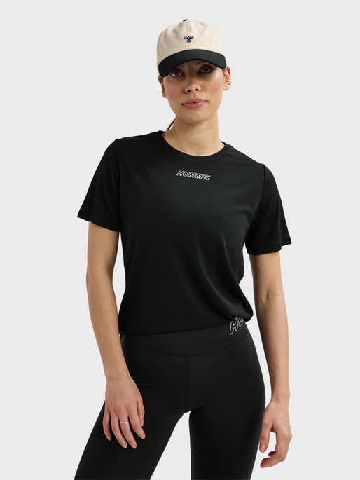 hmlTE TOLA T-SHIRT, BLACK, model