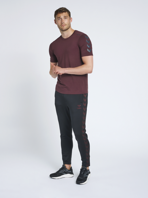 hmlMACE T-SHIRT, 8016, model