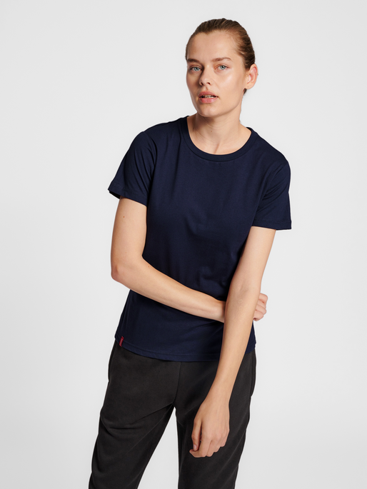 hmlRED BASIC T-SHIRT S/S WOMAN, MARINE, model