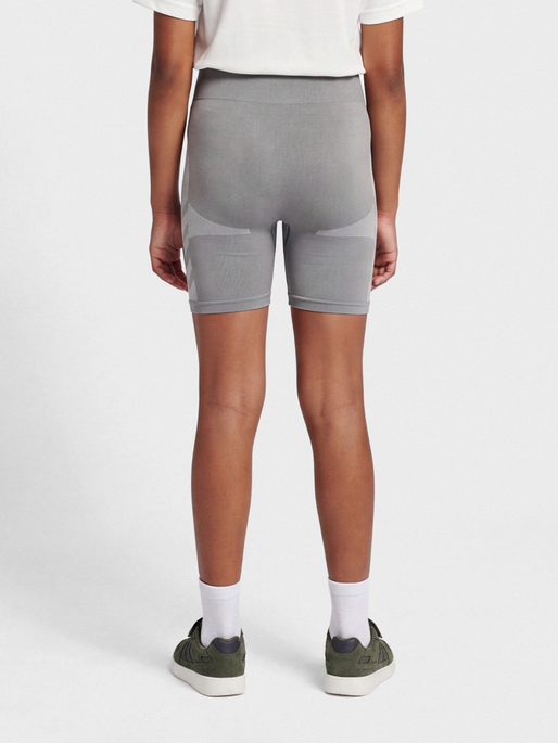 hmlSI SEAMLESS SHORTS, FROST GRAY, model