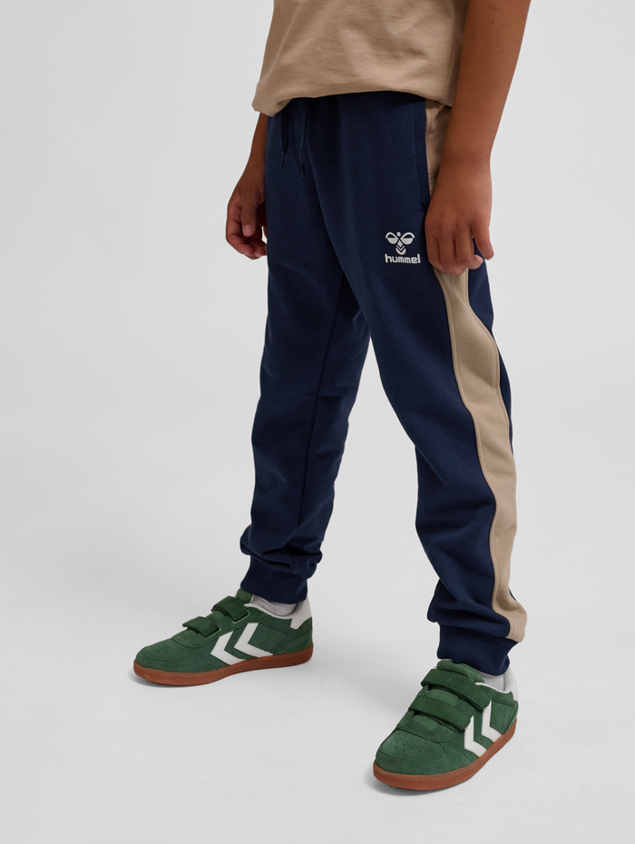 hmlESSEN PANTS, BLACK IRIS, model