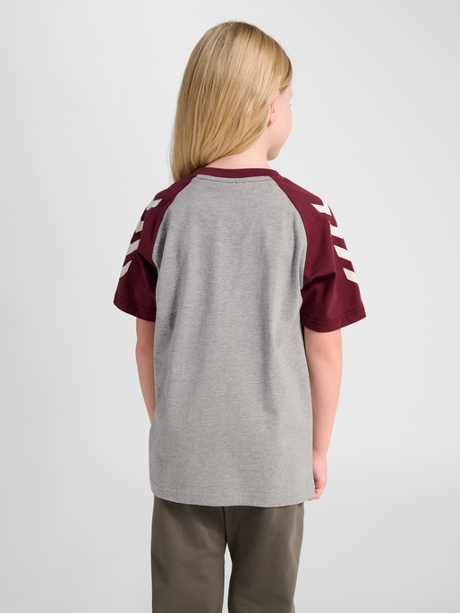 hmlJR LOGO T-SHIRT S/S, CHOCOLATE TRUFFLE, model