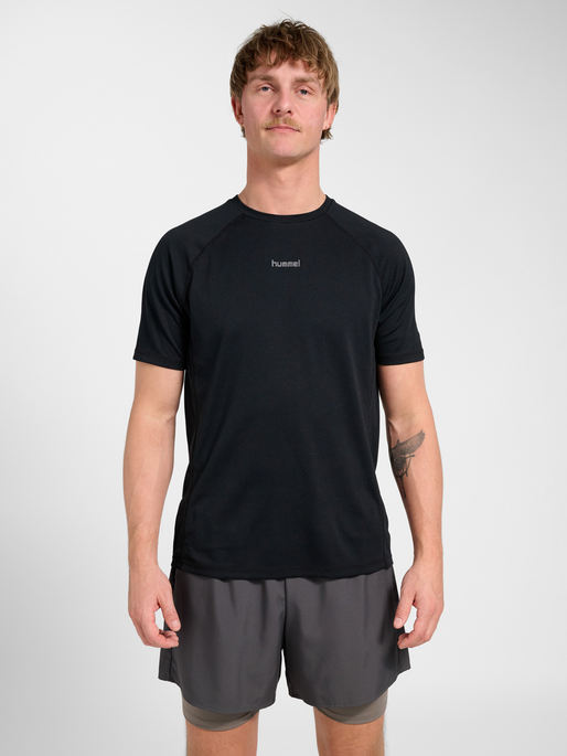 hmlMOMENTUM T-SHIRT S/S, BLACK, model