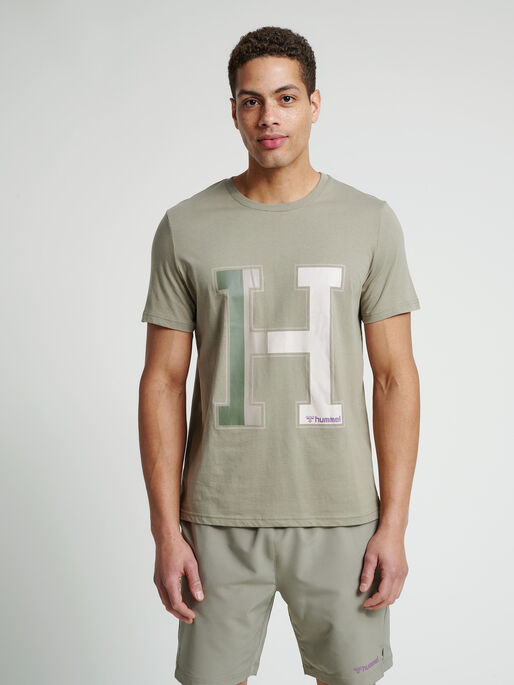 hmlLANEWAY T-SHIRT, VETIVER, model
